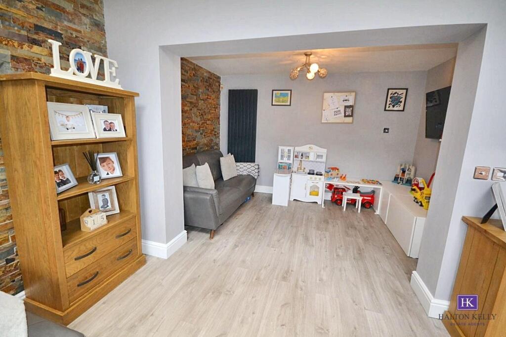 SEPARATE DINING ROOM/SNUG