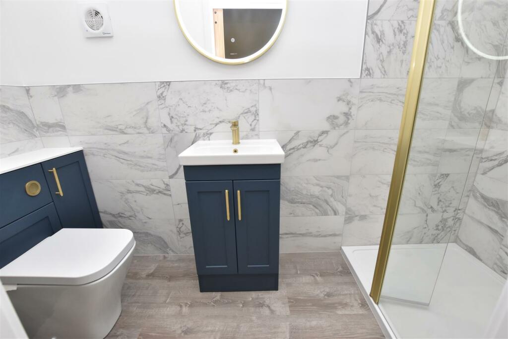 EN SUITE SHOWER ROOM