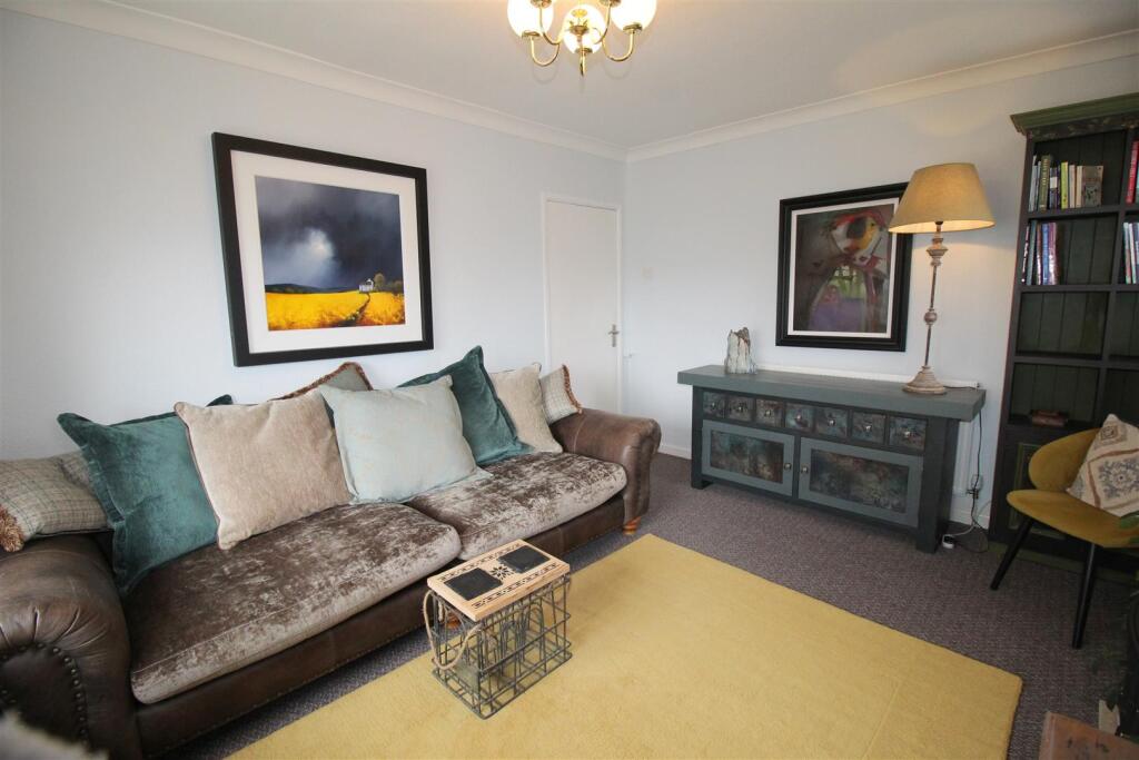 Boston Road, 29, lounge 3.JPG