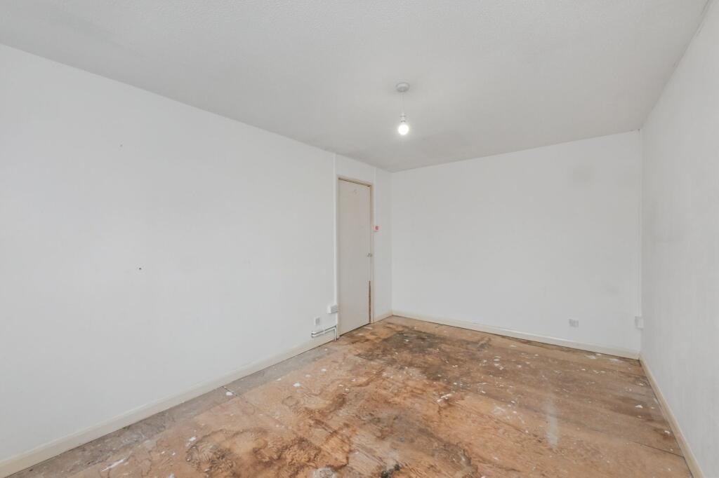 60 Madells, Epping, Essex CM16 4NW