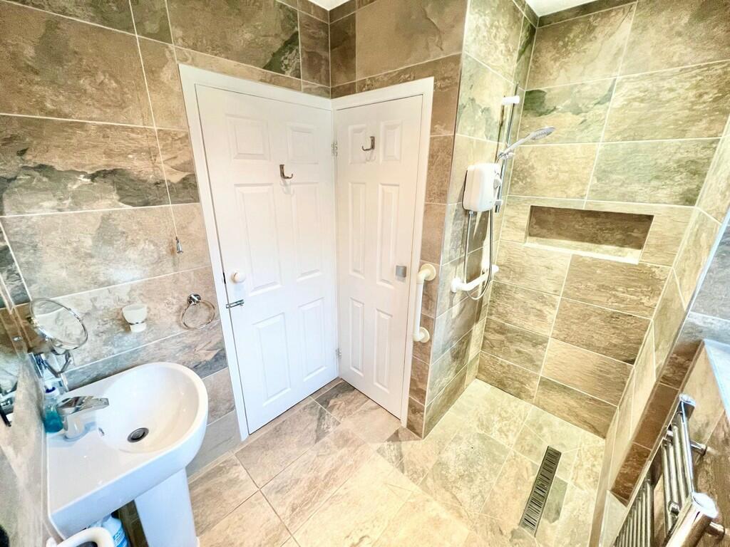bATHROOM 30 FGG