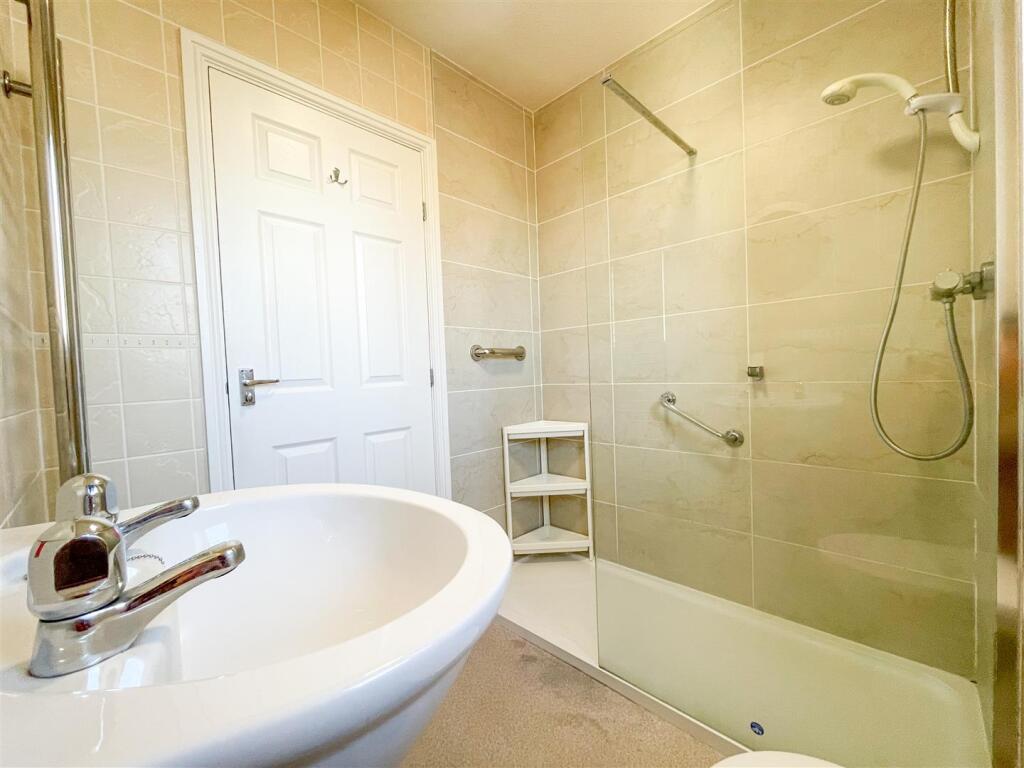 FAMILY SHOWER ROOM