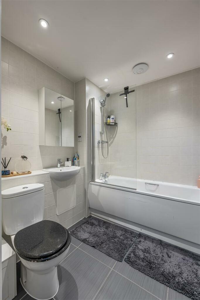 Becket Close, E18