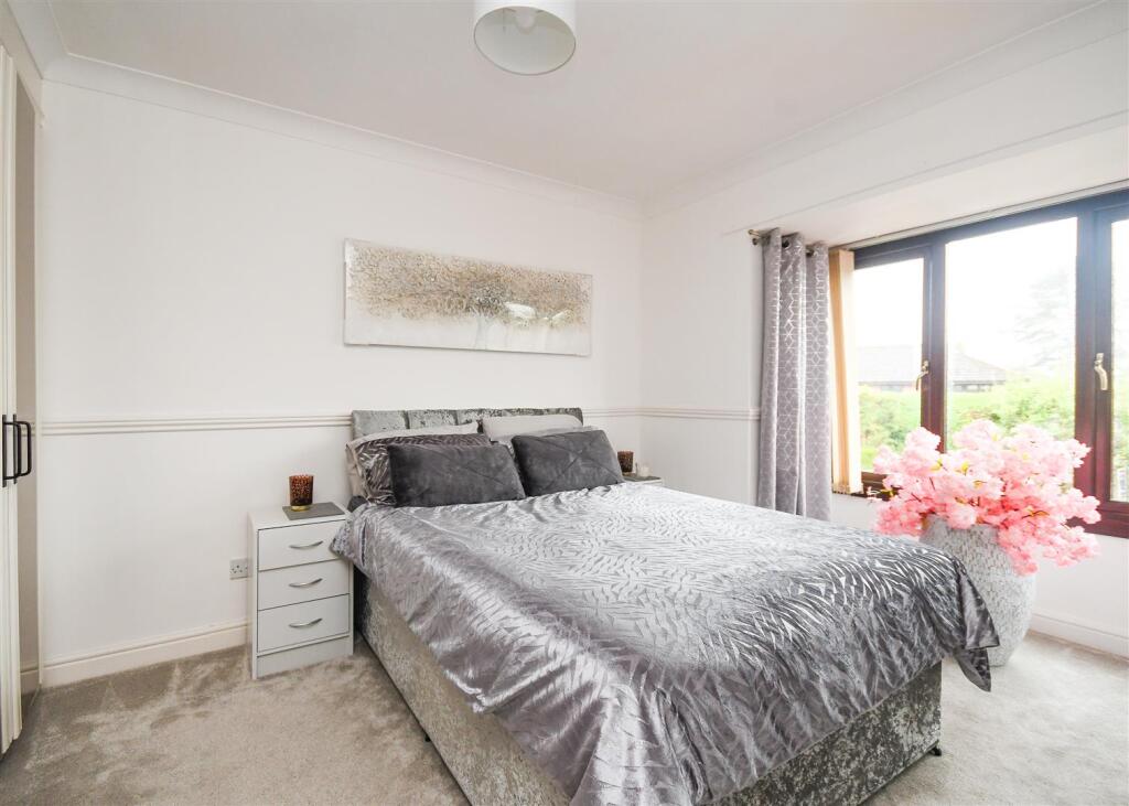 15 Midhurst  Grove - Bedroom (3).jpg