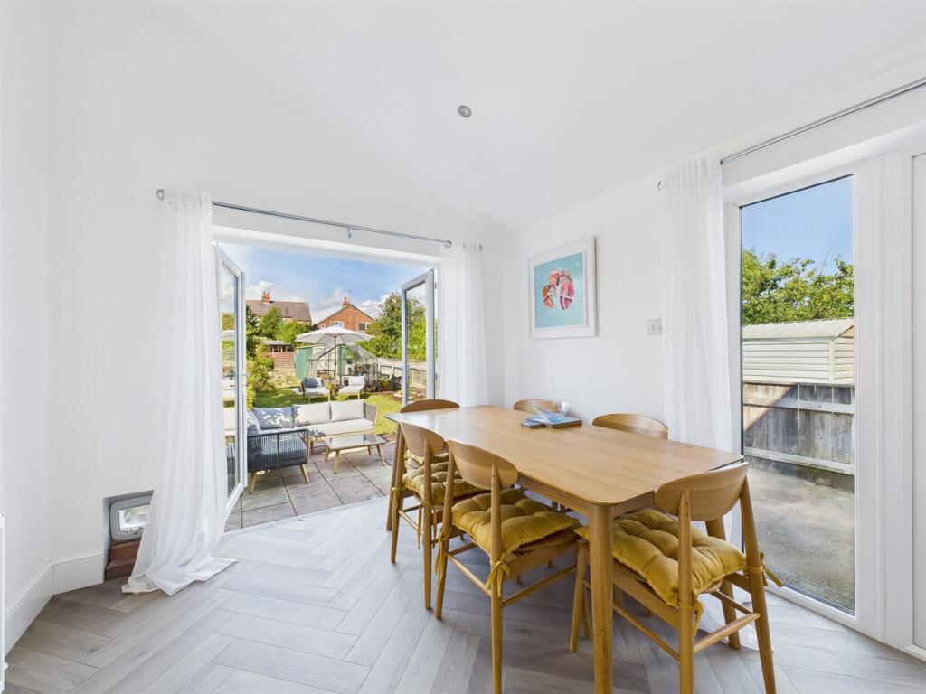 Open plan kitchen/dining/sitting: