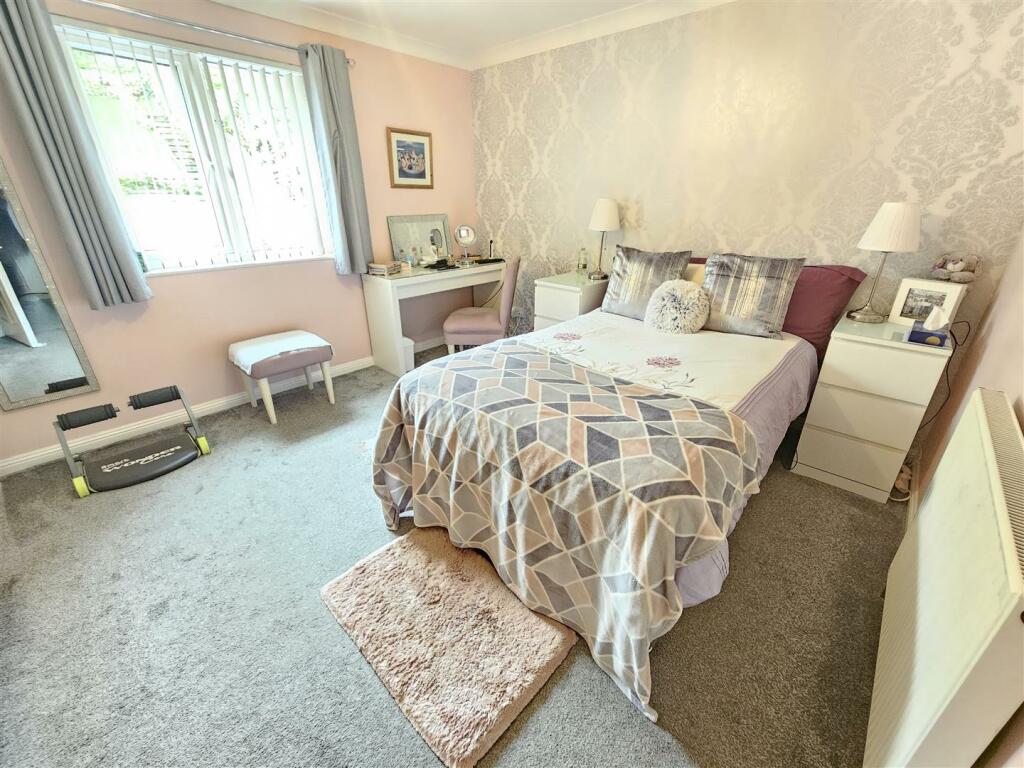Bedroom 1.jpg