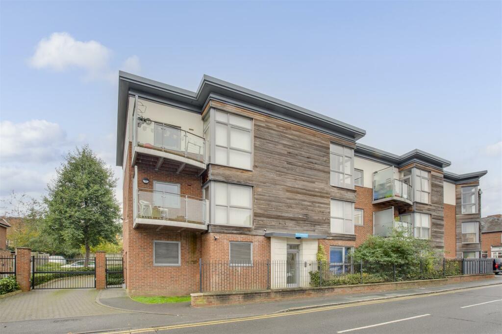 10 Lindsay Court, Lindsay Avenue, HP12 3GF-14.jpg