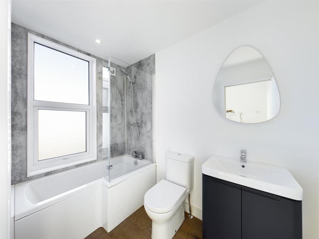 Flat 3, 128 Mount Wise Bathroom