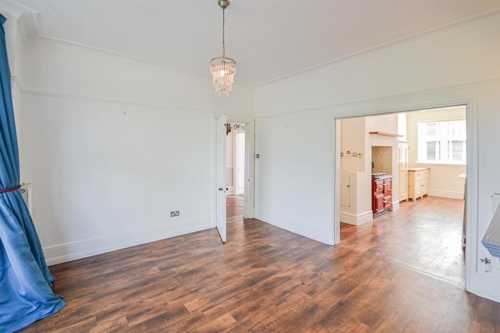 Lounge &amp; Dining Kitchen