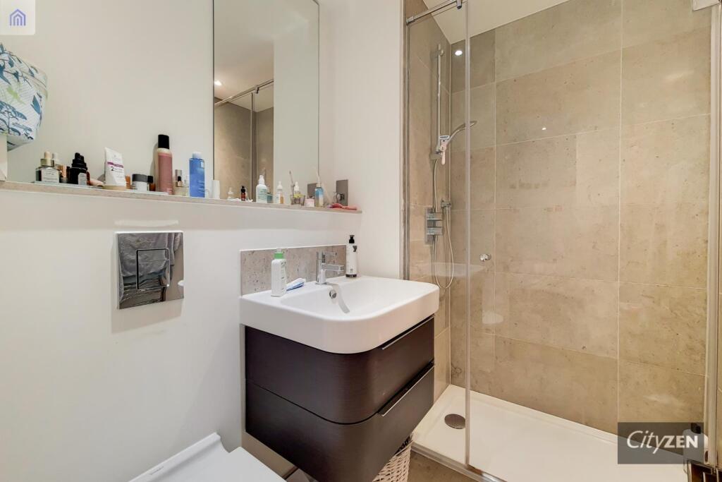 EN SUITE SHOWER ROOM