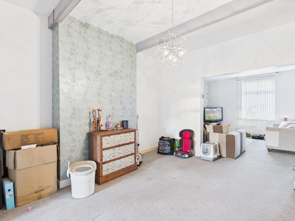 CAM03729G0-PR0203-STILL014