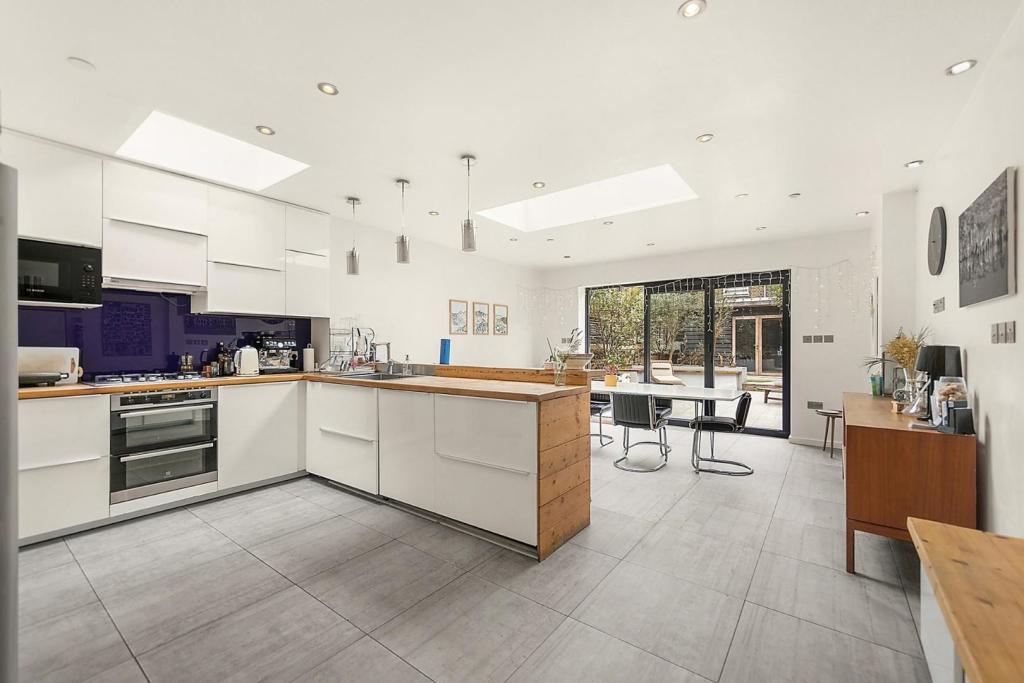 Kitchen (3).jpg