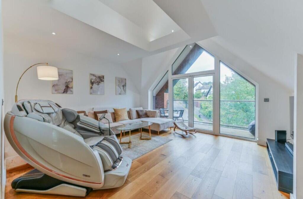 Living room-1/2