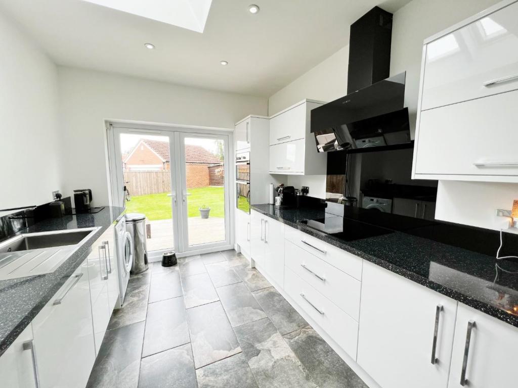 Kitchen pic 3.jpg