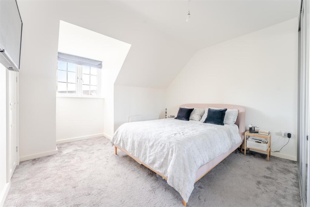 6 - principal bedroom.jpg