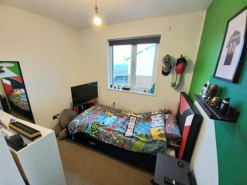 60 Oaklands Bed 3.jpg