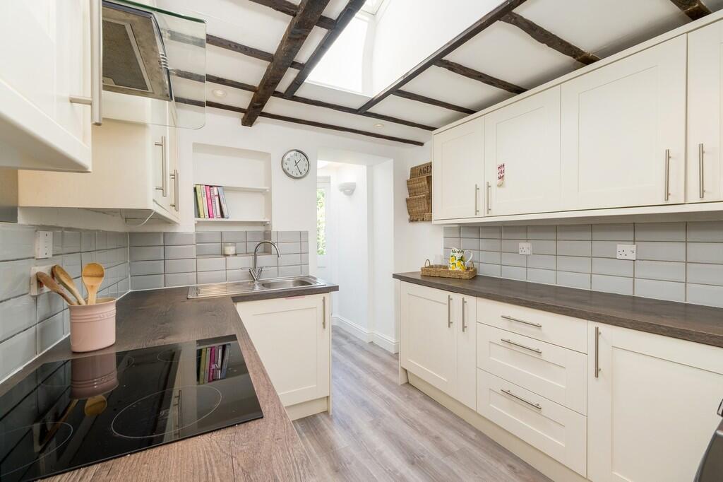 1440px-Cavell Cot...