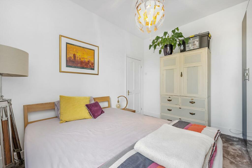 Bedroom 2 (2).JPG