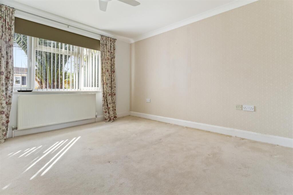 5a Tamarisk Way_008.JPG