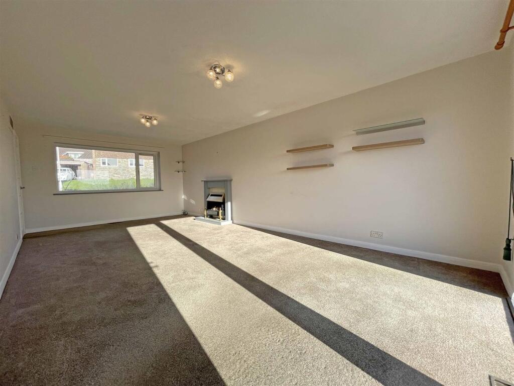 Hopton Close 6 - Lounge Front.jpg