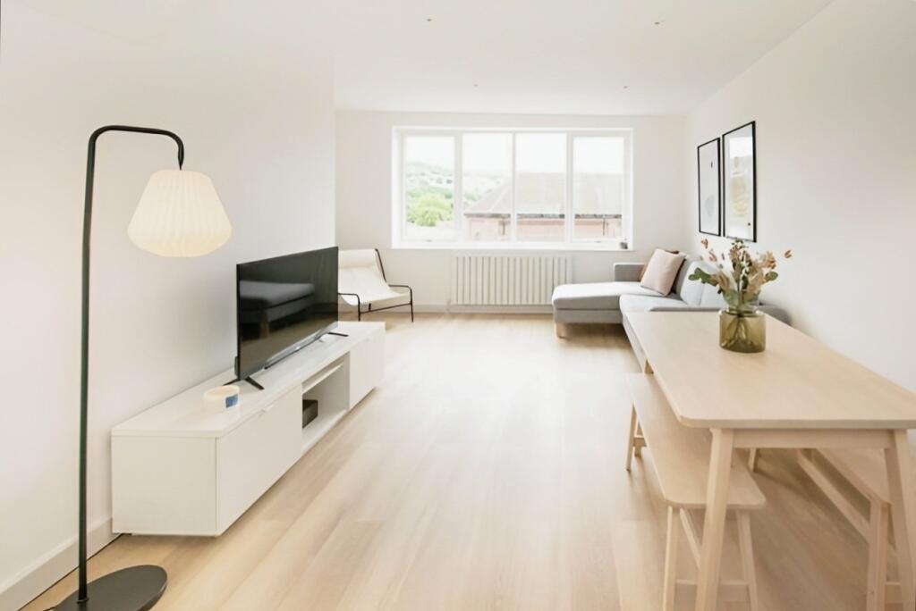 Lounge/ Dining Space