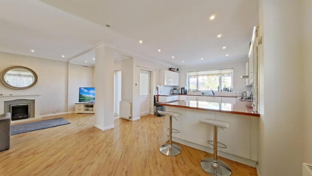 KITCHEN/BREAKFAST ROOM
