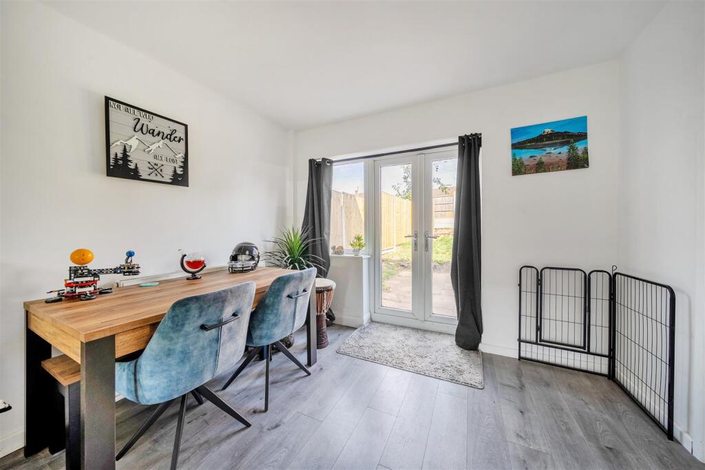 14 Queens Way, Hurley