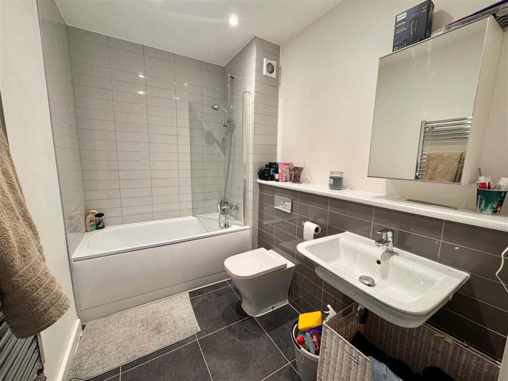 Main Bathroom.jpg