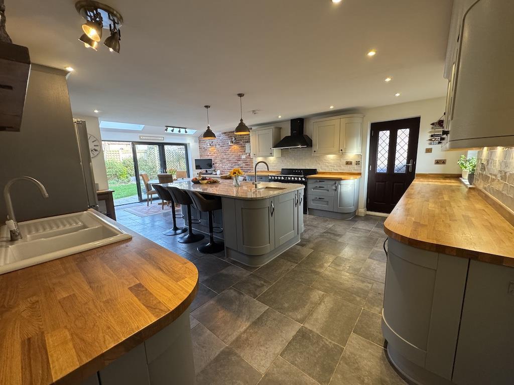 7 - Kitchen.jpg
