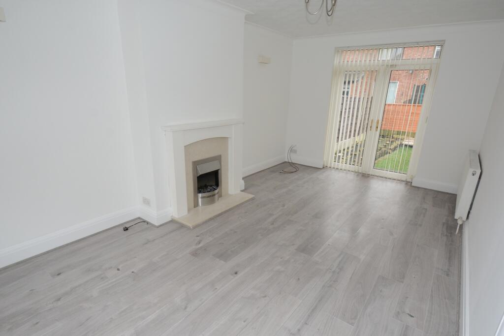 LOUNGE/DINING AREA