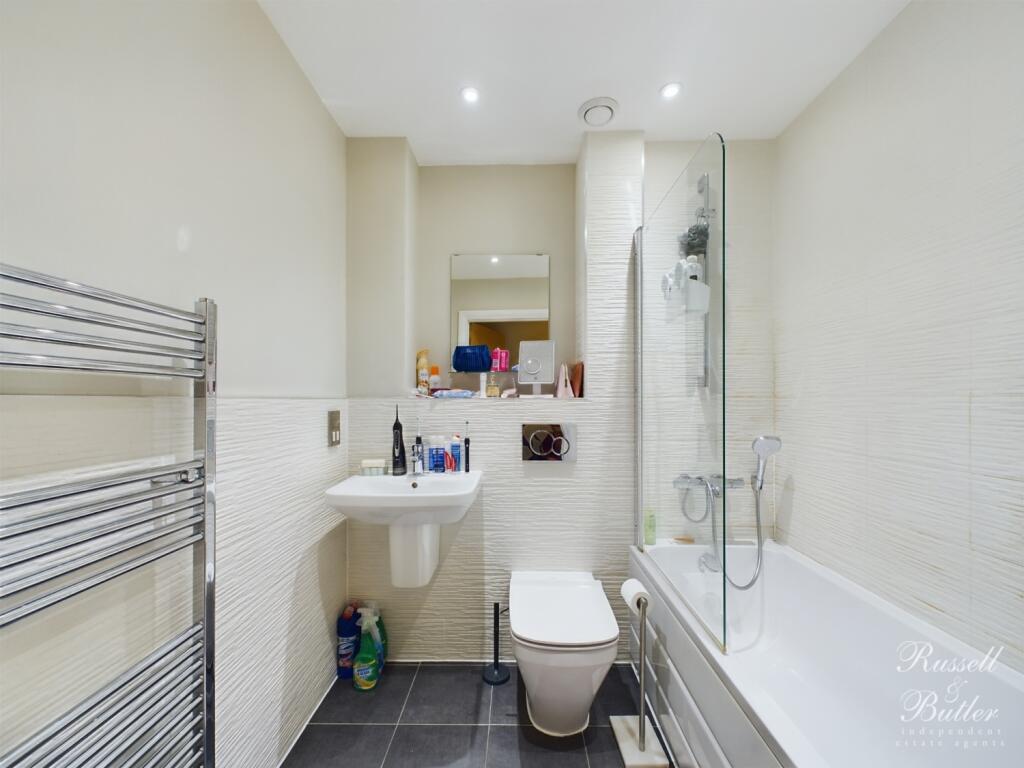 CAM01995G0-PR0238-STILL016