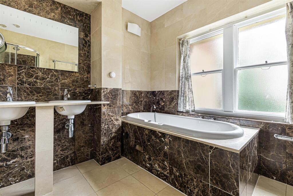 3 Rowney - Bathroom.jpg