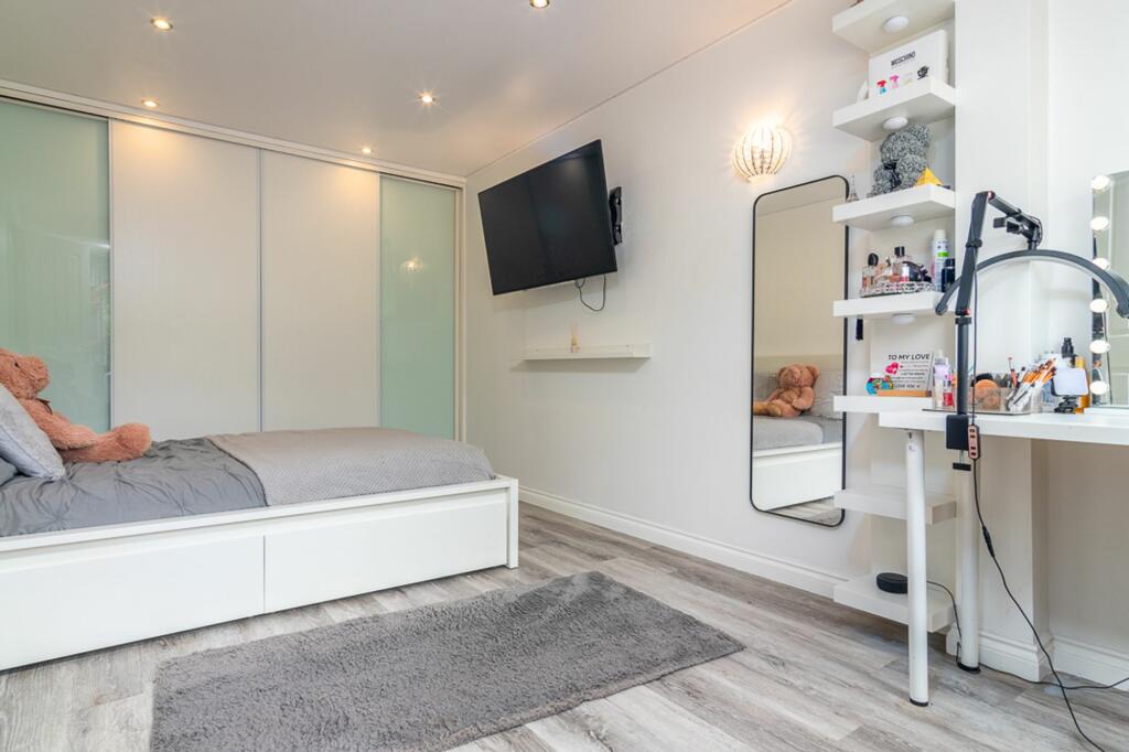 Bedroom 5/ sitting room