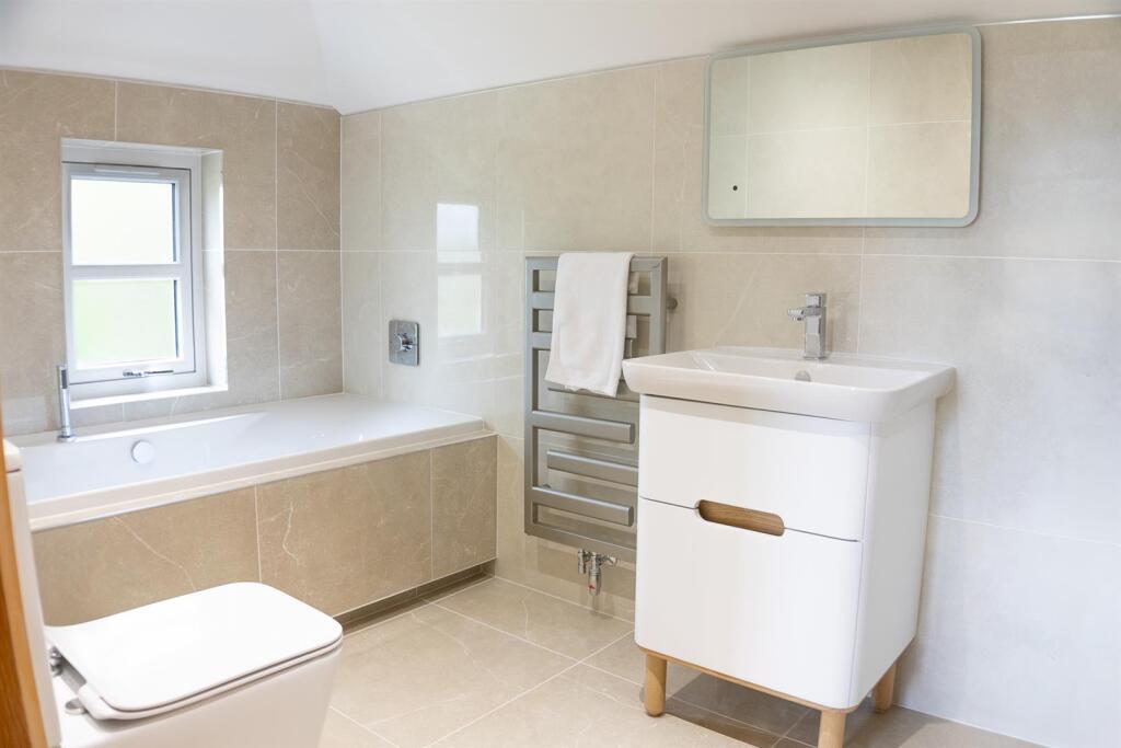 bedroom 6 ensuite 2.jpg