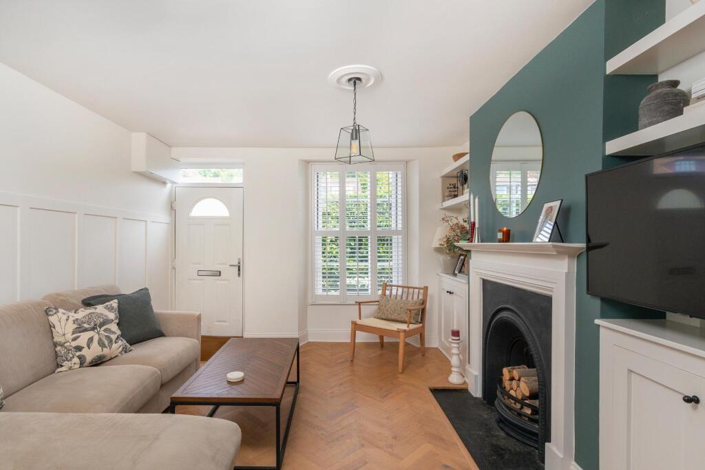 1B0R8WE - Living Room E.jpg