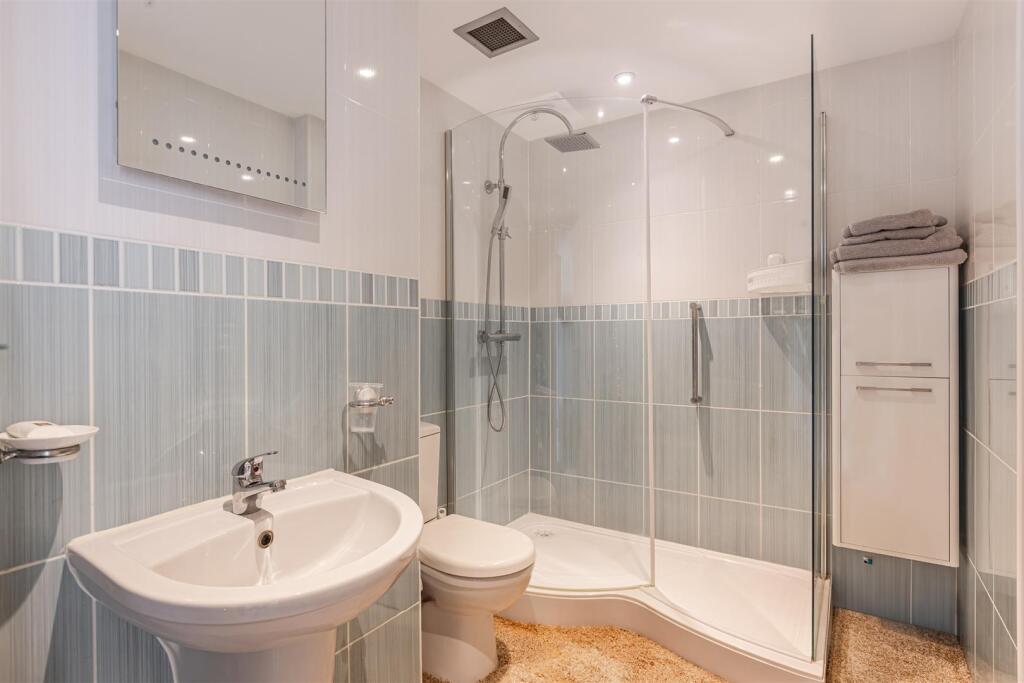 A23 - A Imperial Court, Flat D, Torquay - 250514.j