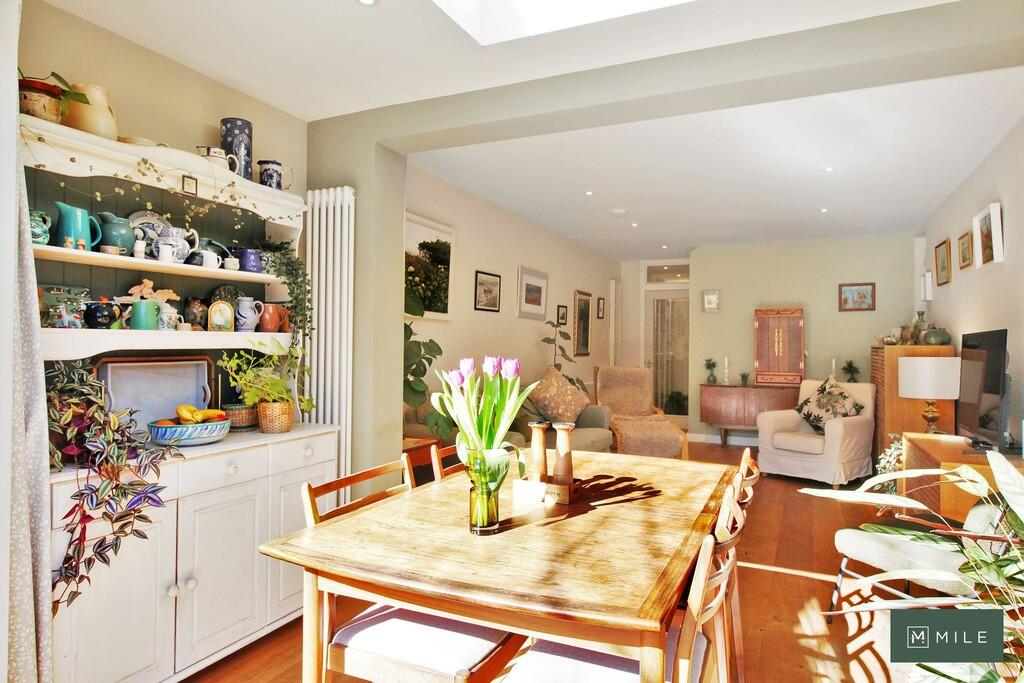 Flat A, 11 Bramst...