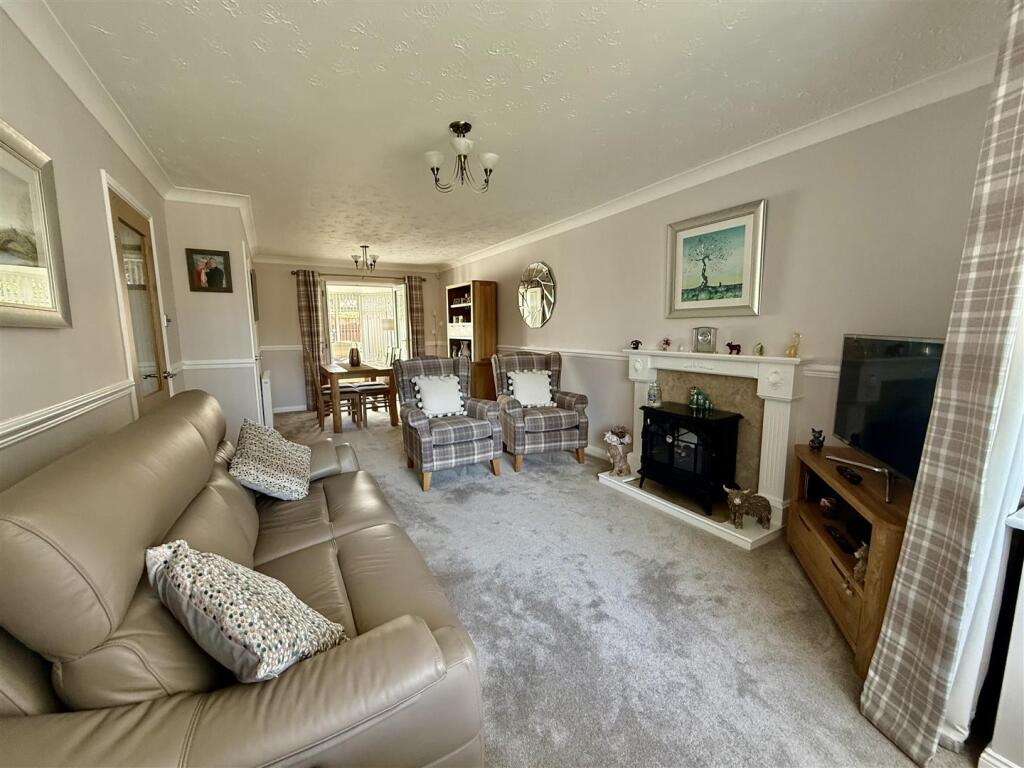 LOUNGE &amp; DINING ROOM