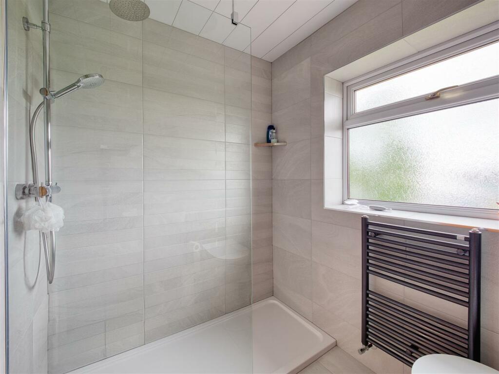 FAMILY SHOWER ROOM
