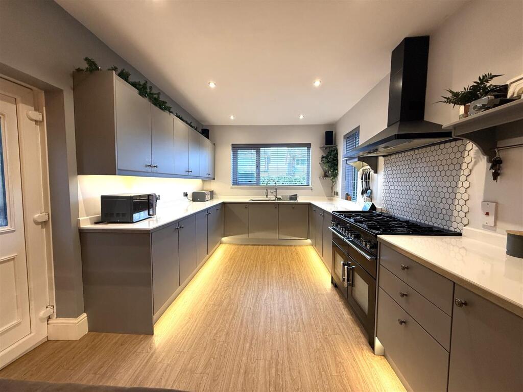 Kitchen 2.JPG