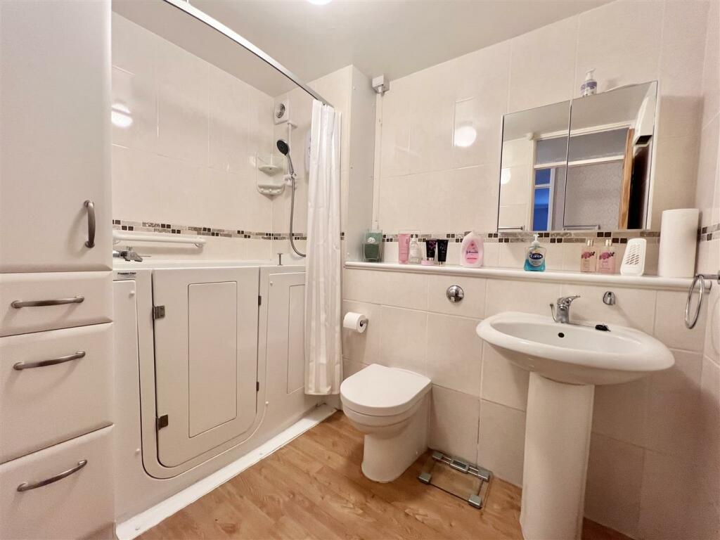 Bath/Shower Room