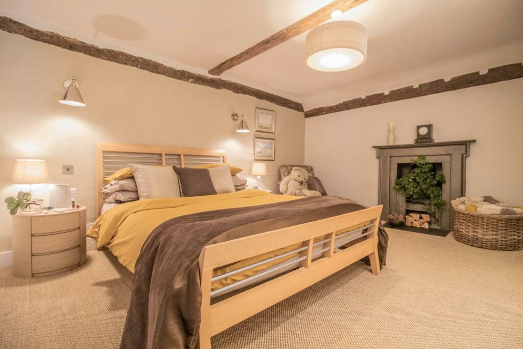 48 College Street [Bedroom One] 01.jpg