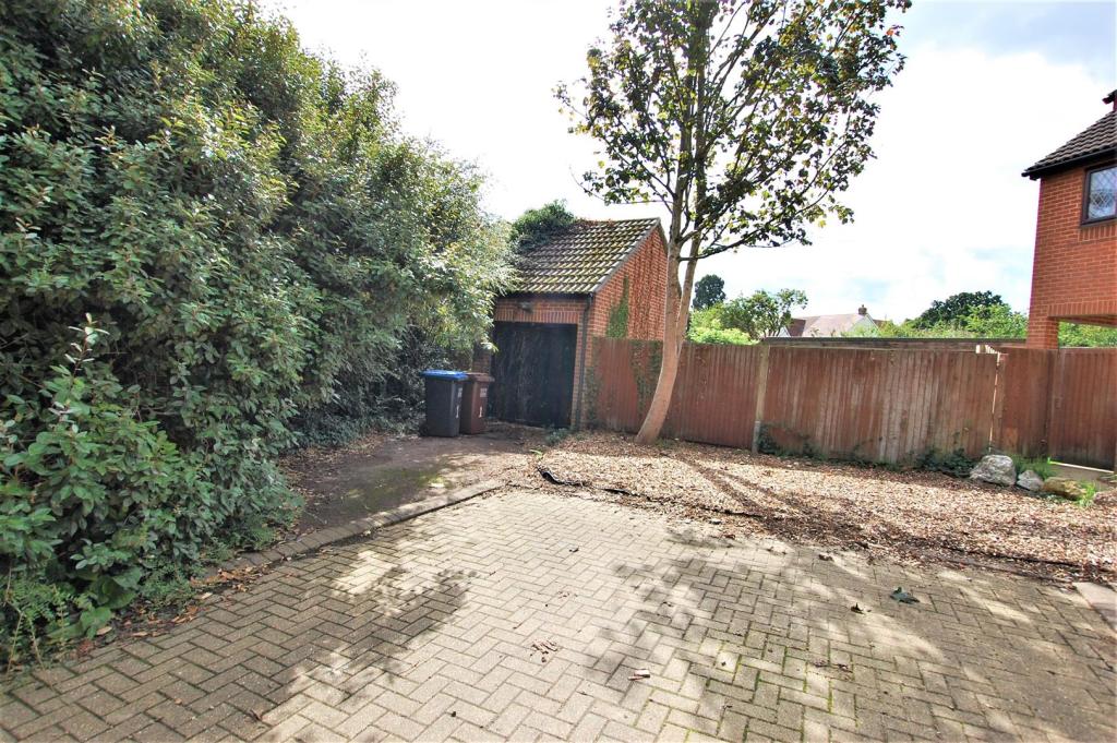 Detached Garage/Driveway