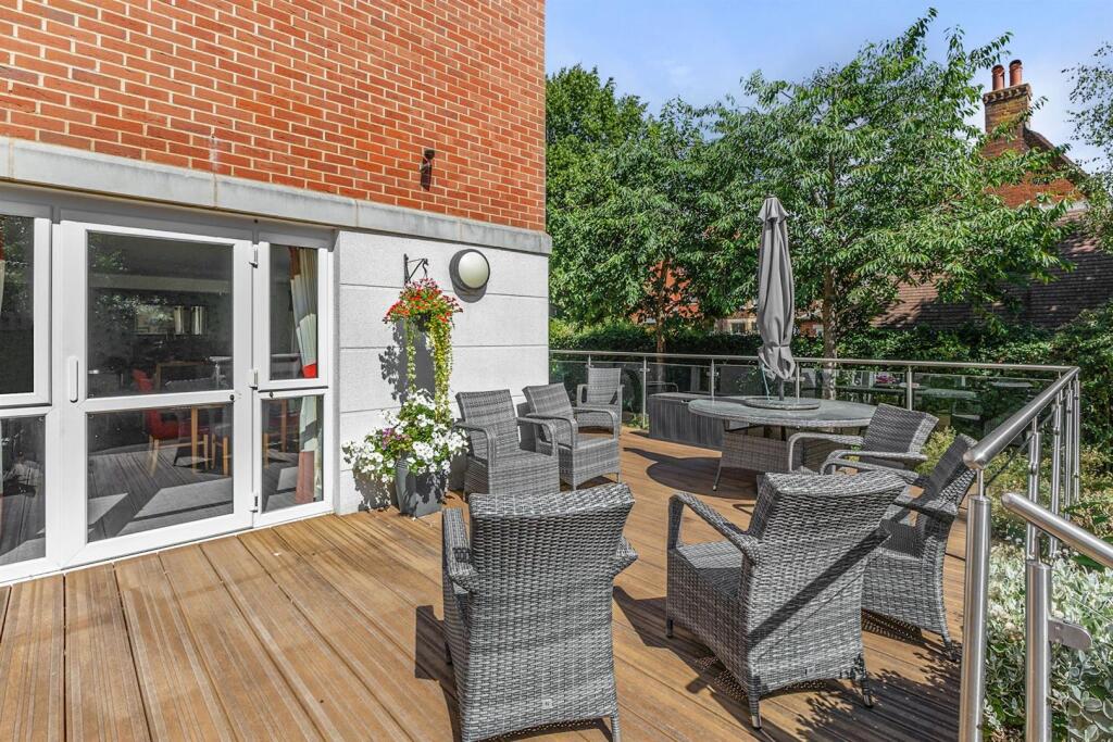 17-be06CH_39CRAYSHAW_RG48EQ_MCS83594_041 (1)-mediu