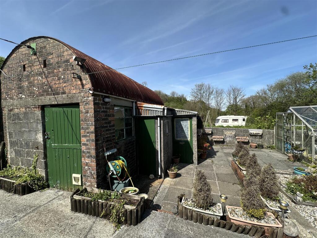 Dutch Barn with lean to