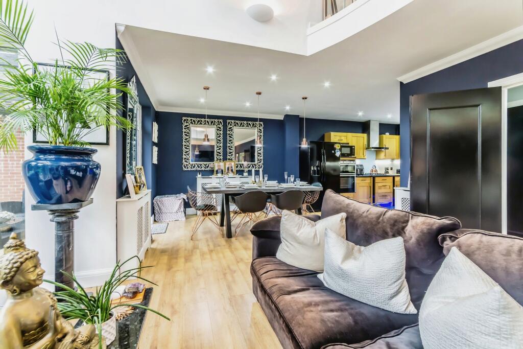 Lounge/Dining Room