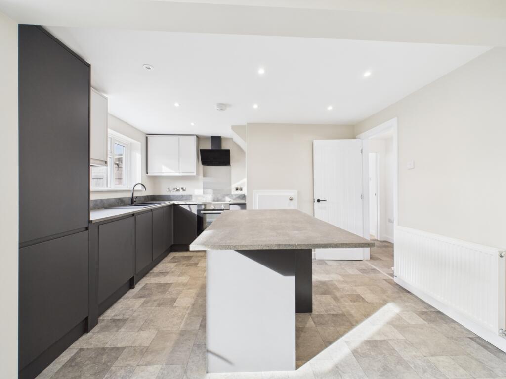 CAM01740G0-PR0458-STILL008