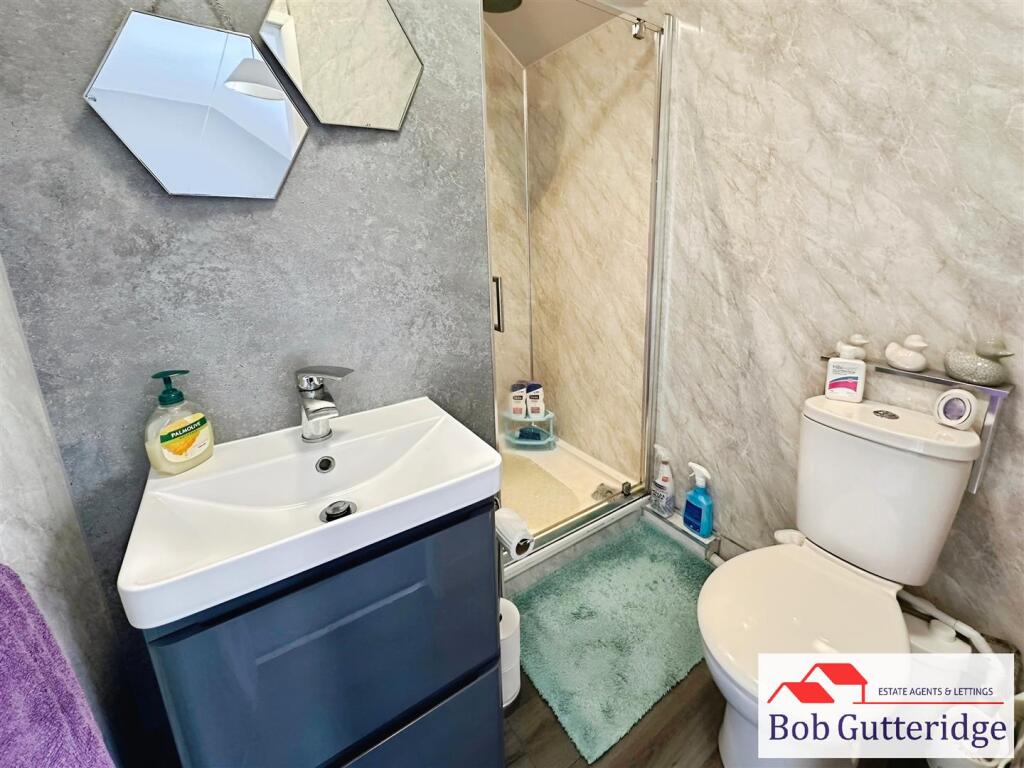 EN-SUITE SHOWER ROOM