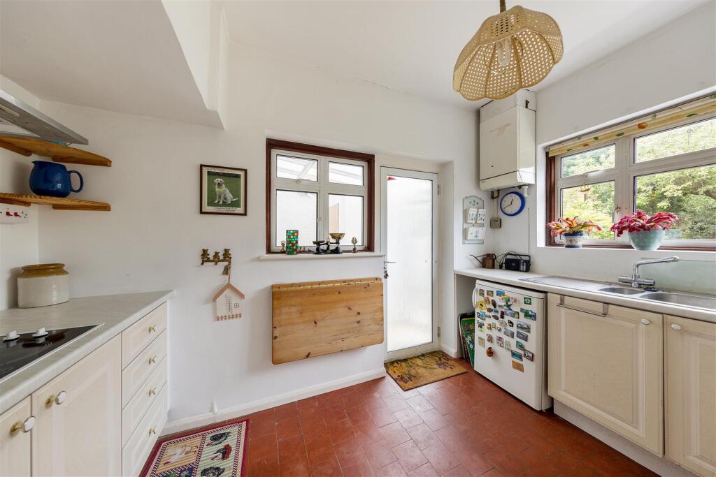 South View Drive, E18