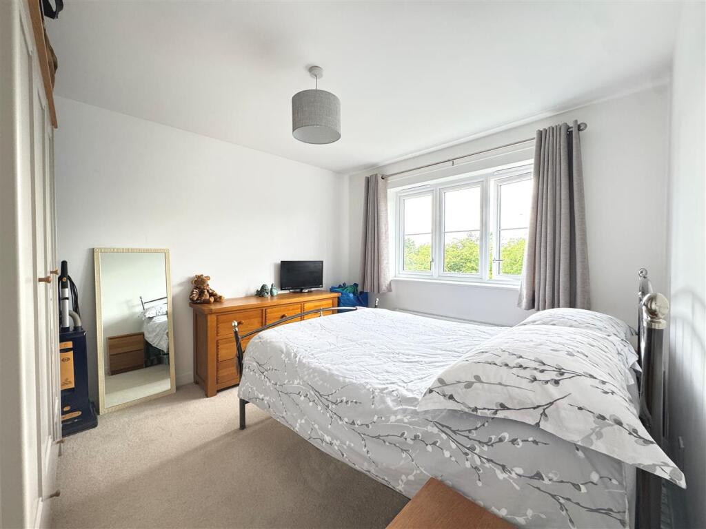 Bed 1.jpg
